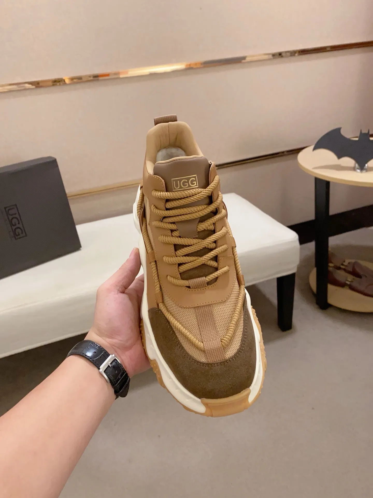 Factory price: 760💰(high-end goods) UGG❄️❄️The latest fashionable men's shoes👟 1:1⃣️Quality, fabric: high-end quality first-layer cowhide imported from Europe. Lining: wool lining, sole: pure imported foam outsole. ❤️High-end goods, fine workmanship, trendy and fashionable. The fit is very classy. If you know the goods, you will not be able to refuse😍😍Number of codes: 39-44